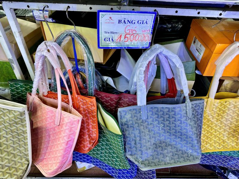 Đi chợ Bến Thành mua 'hàng hiệu' LV, Gucci, Fendi...- Ảnh 7.