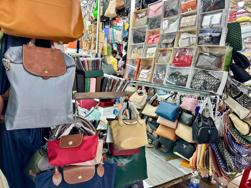 Đi chợ Bến Thành mua 'hàng hiệu' LV, Gucci, Fendi...- Ảnh 10.