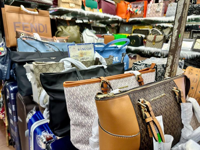 Đi chợ Bến Thành mua 'hàng hiệu' LV, Gucci, Fendi...- Ảnh 12.