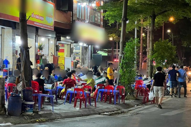 Hàng quán 'xẻ thịt' vỉa hè Hà Nội suốt ngày đêm- Ảnh 6. Hàng quán 'xẻ thịt' vỉa hè Hà Nội suốt ngày đêm- Ảnh 6.