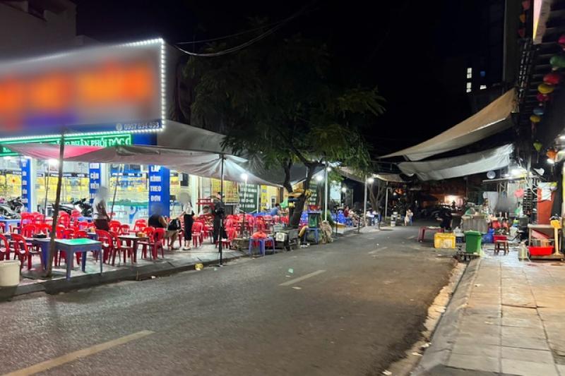 Hàng quán 'xẻ thịt' vỉa hè Hà Nội suốt ngày đêm- Ảnh 8. Hàng quán 'xẻ thịt' vỉa hè Hà Nội suốt ngày đêm- Ảnh 8.
