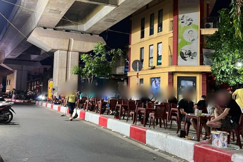 Hàng quán 'xẻ thịt' vỉa hè Hà Nội suốt ngày đêm- Ảnh 9. Hàng quán 'xẻ thịt' vỉa hè Hà Nội suốt ngày đêm- Ảnh 9.
