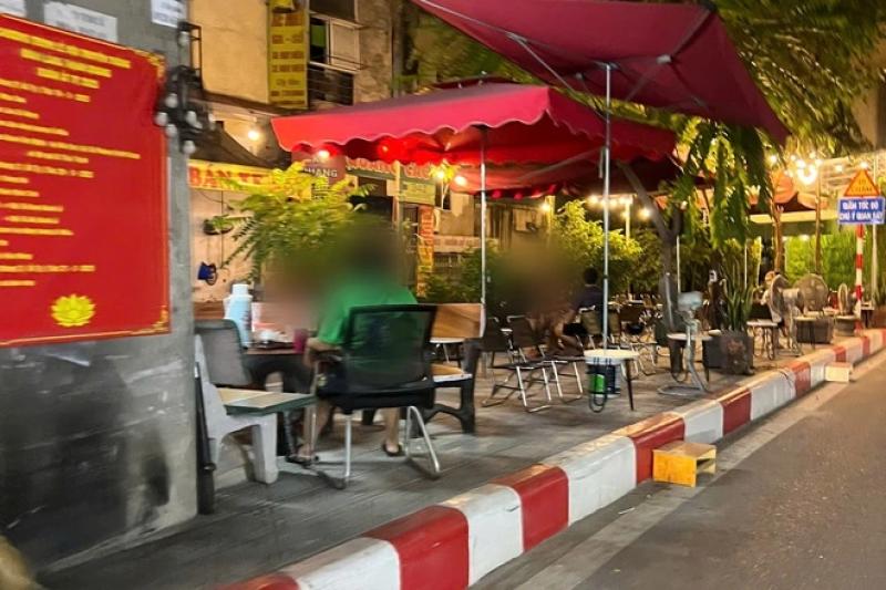 Hàng quán 'xẻ thịt' vỉa hè Hà Nội suốt ngày đêm- Ảnh 10. Hàng quán 'xẻ thịt' vỉa hè Hà Nội suốt ngày đêm- Ảnh 10.