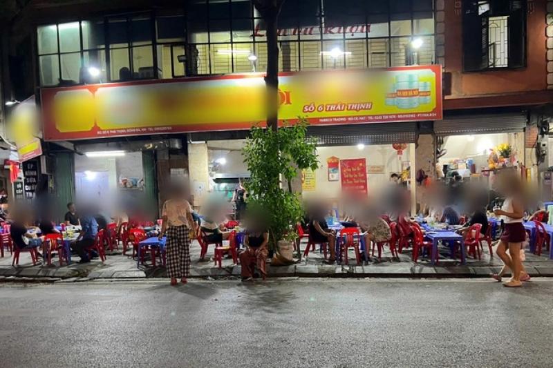 Hàng quán 'xẻ thịt' vỉa hè Hà Nội suốt ngày đêm- Ảnh 5. Hàng quán 'xẻ thịt' vỉa hè Hà Nội suốt ngày đêm- Ảnh 5.