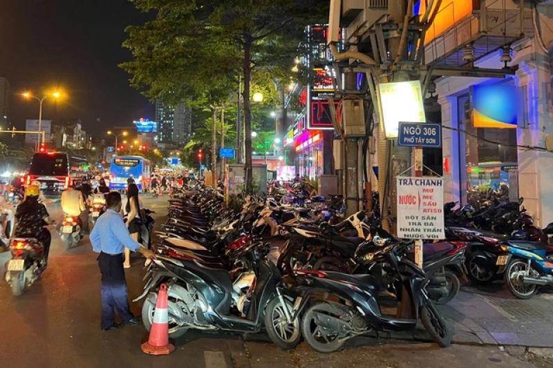 Hàng quán 'xẻ thịt' vỉa hè Hà Nội suốt ngày đêm- Ảnh 3. Hàng quán 'xẻ thịt' vỉa hè Hà Nội suốt ngày đêm- Ảnh 3.