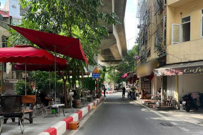 Hàng quán 'xẻ thịt' vỉa hè Hà Nội suốt ngày đêm- Ảnh 1. Hàng quán 'xẻ thịt' vỉa hè Hà Nội suốt ngày đêm- Ảnh 1.
