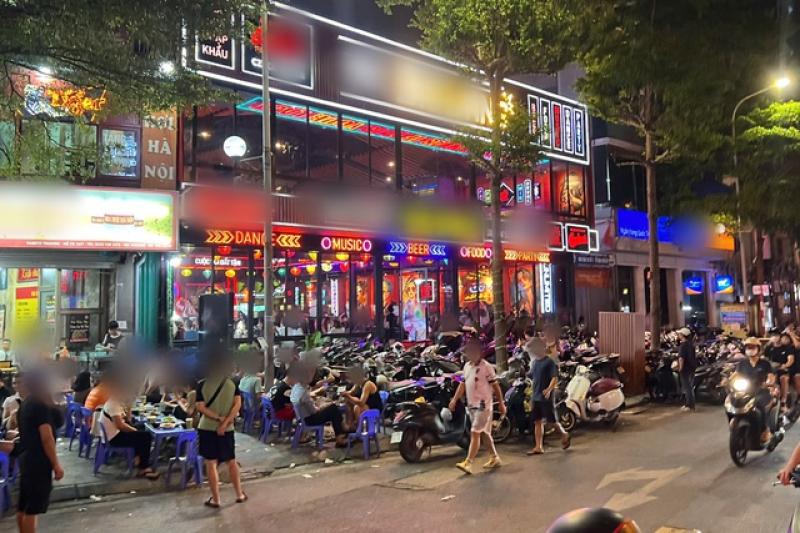 Hàng quán 'xẻ thịt' vỉa hè Hà Nội suốt ngày đêm- Ảnh 2. Hàng quán 'xẻ thịt' vỉa hè Hà Nội suốt ngày đêm- Ảnh 2.