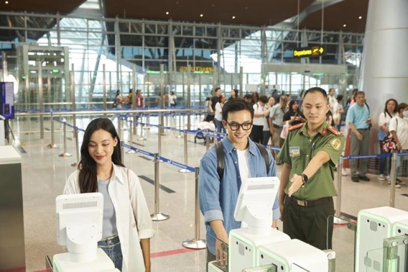 Làm thủ tục bay tại sân bay Đà Nẵng không cần giấy tờ- Ảnh 1.