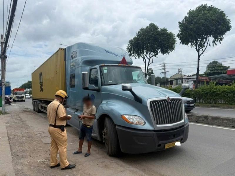 CSGT TP.HCM phạt nhiều tài xế xe khách, container vì lỗi không ngờ tới - Ảnh 1.