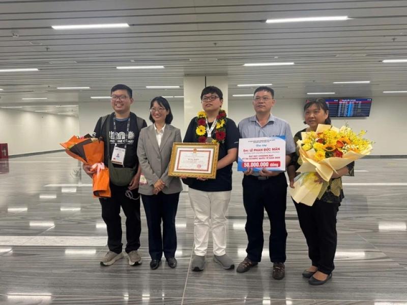 TP.HCM thưởng nóng cho học sinh đạt huy chương bạc Olympic toán quốc tế khi về nước - Ảnh 1.