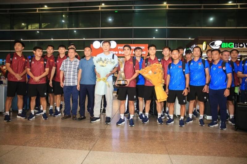 Bộ trưởng Nguyễn Văn Hùng gặp mặt, khen thưởng U.23 Việt Nam sau chiến tích lịch sử- Ảnh 1. Bộ trưởng Nguyễn Văn Hùng gặp mặt, khen thưởng U.23 Việt Nam sau chiến tích lịch sử- Ảnh 1.