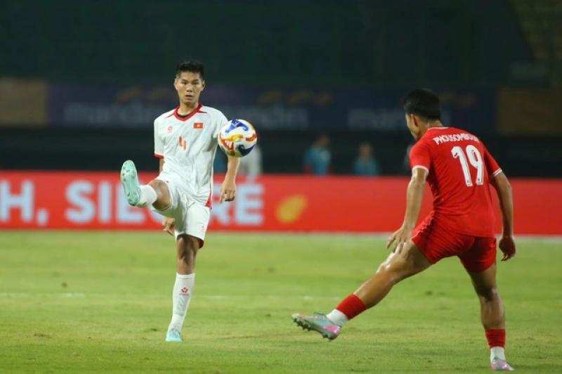 HLV Kim Sang-sik 'thoát pressing' cực mượt trước câu hỏi khó, hết mực bảo vệ U.23 Việt Nam- Ảnh 2.