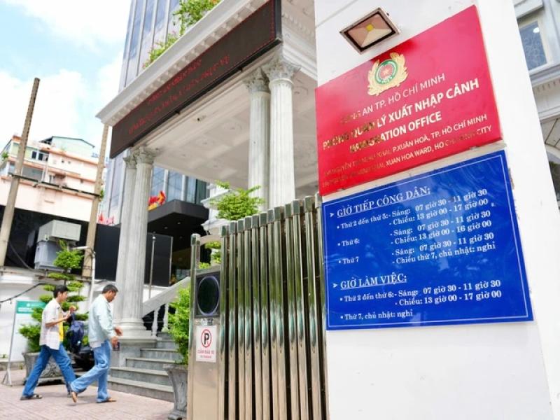 Ngày đầu chính quyền 2 cấp: Người dân TP.HCM xếp hàng từ sớm làm hộ chiếu - Ảnh 6.