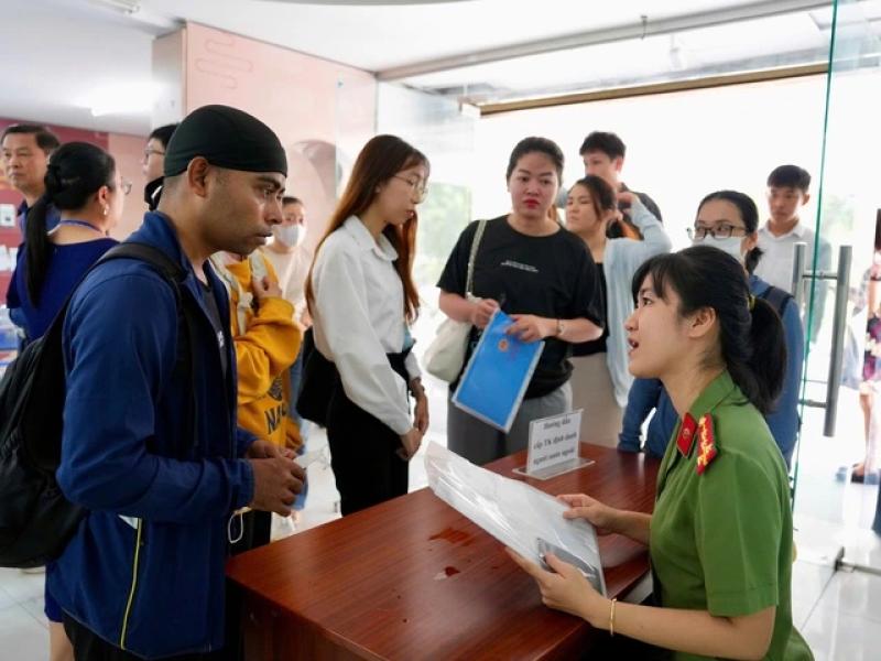 Ngày đầu chính quyền 2 cấp: Người dân TP.HCM xếp hàng từ sớm làm hộ chiếu - Ảnh 9.