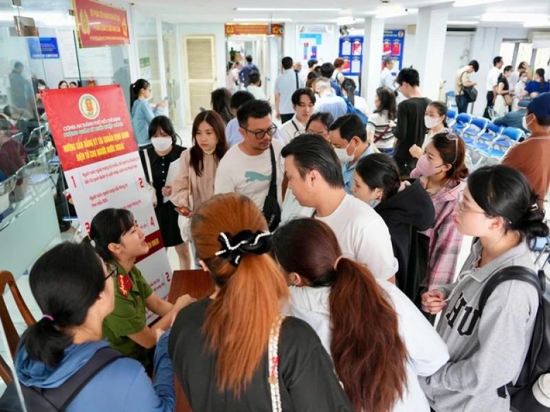 Ngày đầu chính quyền 2 cấp: Người dân TP.HCM xếp hàng từ sớm làm hộ chiếu - Ảnh 7.