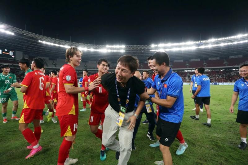 HLV Kim Sang-sik gặp ‘sự cố khó tin’, bị học trò… đánh rơi xuống đất- Ảnh 3. HLV Kim Sang-sik gặp ‘sự cố khó tin’, bị học trò… đánh rơi xuống đất- Ảnh 3.