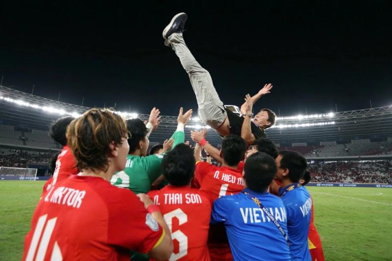 HLV Kim Sang-sik gặp ‘sự cố khó tin’, bị học trò… đánh rơi xuống đất- Ảnh 1. HLV Kim Sang-sik gặp ‘sự cố khó tin’, bị học trò… đánh rơi xuống đất- Ảnh 1.
