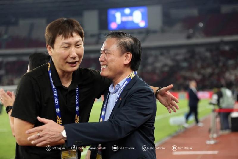 HLV Kim Sang-sik gặp ‘sự cố khó tin’, bị học trò… đánh rơi xuống đất- Ảnh 8. HLV Kim Sang-sik gặp ‘sự cố khó tin’, bị học trò… đánh rơi xuống đất- Ảnh 8.
