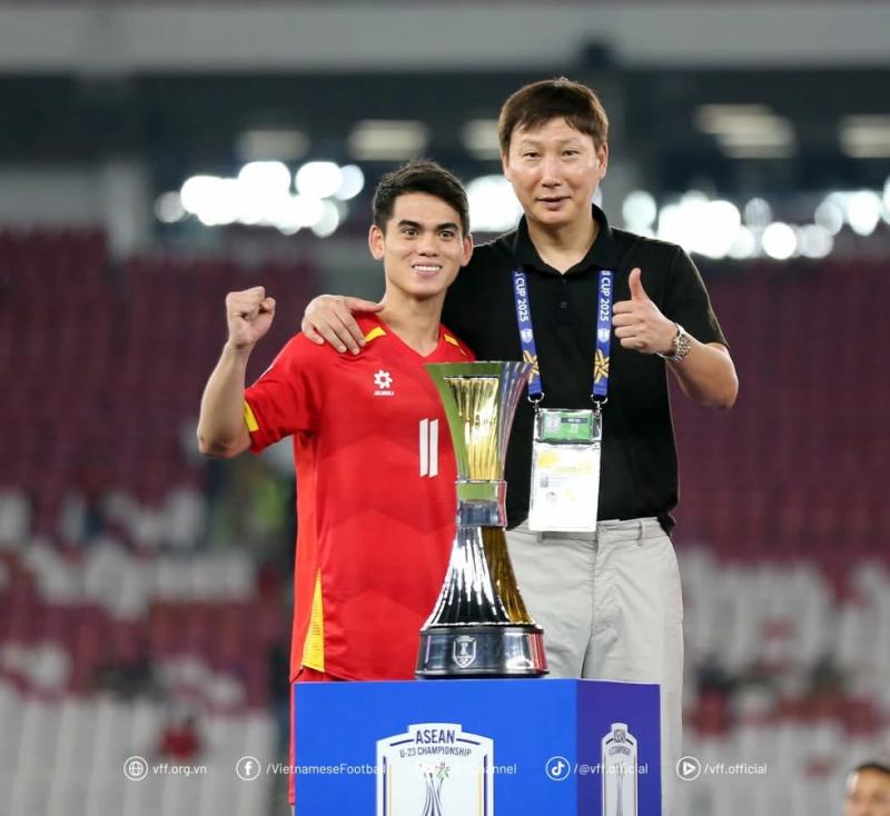 HLV Kim Sang-sik gặp ‘sự cố khó tin’, bị học trò… đánh rơi xuống đất- Ảnh 5. HLV Kim Sang-sik gặp ‘sự cố khó tin’, bị học trò… đánh rơi xuống đất- Ảnh 5.