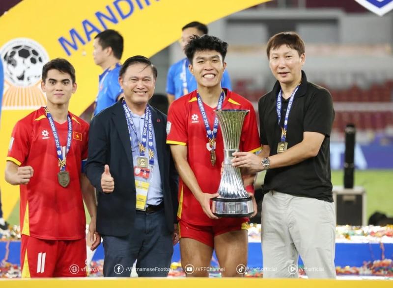HLV Kim Sang-sik gặp ‘sự cố khó tin’, bị học trò… đánh rơi xuống đất- Ảnh 6. HLV Kim Sang-sik gặp ‘sự cố khó tin’, bị học trò… đánh rơi xuống đất- Ảnh 6.