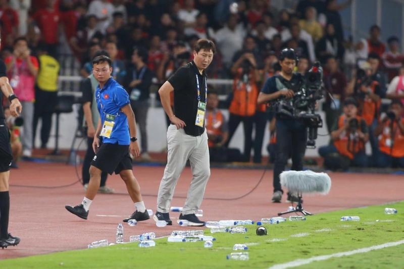 Không có chuyện U.23 Việt Nam rải chai nước khiến Indonesia vỡ bài ném biên: Đừng nghĩ sai lệch- Ảnh 1. Không có chuyện U.23 Việt Nam rải chai nước khiến Indonesia vỡ bài ném biên: Đừng nghĩ sai lệch- Ảnh 1.