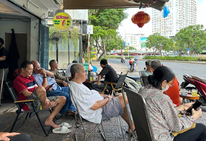 Tranh cãi quán cà phê ở TP.HCM bị 'bão 1 sao' vì nhắc khách nhỏ tiếng- Ảnh 2. Tranh cãi quán cà phê ở TP.HCM bị 'bão 1 sao' vì nhắc khách nhỏ tiếng- Ảnh 2.