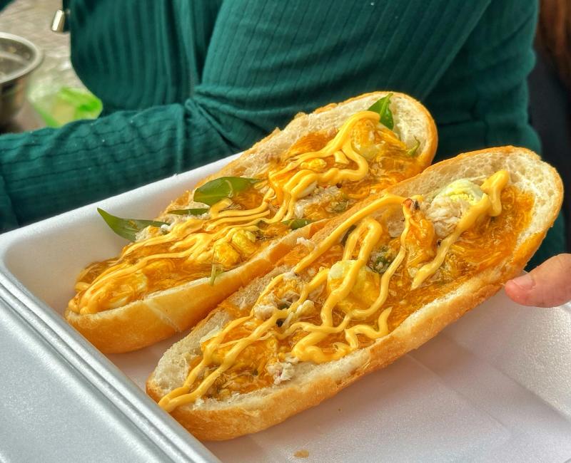Giải mã sức hút 'bánh mì xốt gạch cua' gây bão mạng: Sao khách ùn ùn mua? - Ảnh 2.
