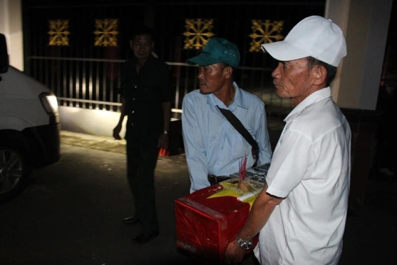 Trên chuyến xe thiêng đưa 5 liệt sĩ về quê mẹ- Ảnh 3. Trên chuyến xe thiêng đưa 5 liệt sĩ về quê mẹ- Ảnh 3.
