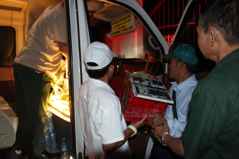 Trên chuyến xe thiêng đưa 5 liệt sĩ về quê mẹ- Ảnh 8. Trên chuyến xe thiêng đưa 5 liệt sĩ về quê mẹ- Ảnh 8.
