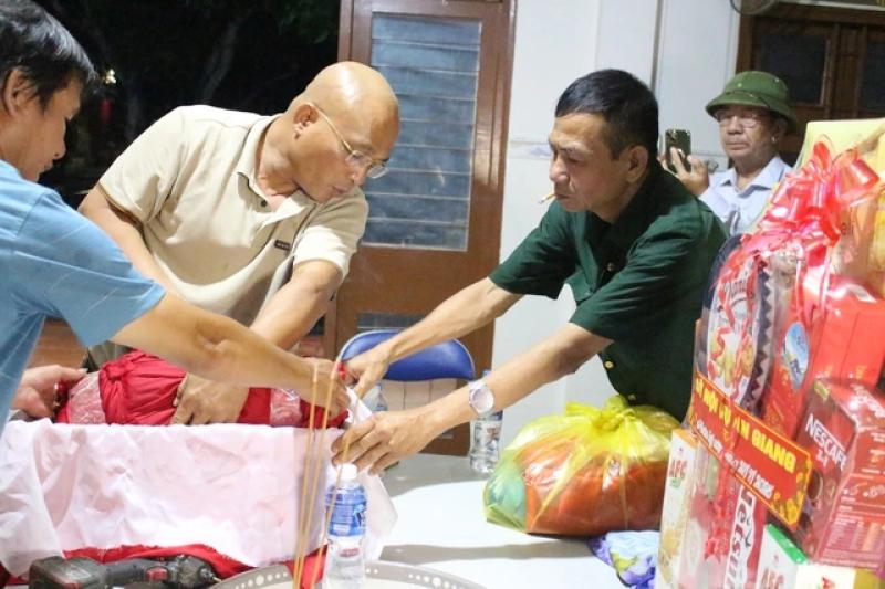 Trên chuyến xe thiêng đưa 5 liệt sĩ về quê mẹ- Ảnh 5. Trên chuyến xe thiêng đưa 5 liệt sĩ về quê mẹ- Ảnh 5.