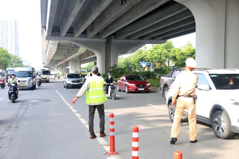 Nhiều xe máy đi sai làn sau khi dựng rào sắt trên đường Phạm Văn Đồng- Ảnh 3. Nhiều xe máy đi sai làn sau khi dựng rào sắt trên đường Phạm Văn Đồng- Ảnh 3.