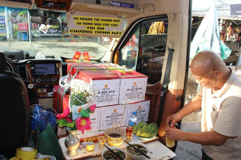 Trên chuyến xe thiêng đưa 5 liệt sĩ về quê mẹ- Ảnh 6. Trên chuyến xe thiêng đưa 5 liệt sĩ về quê mẹ- Ảnh 6.