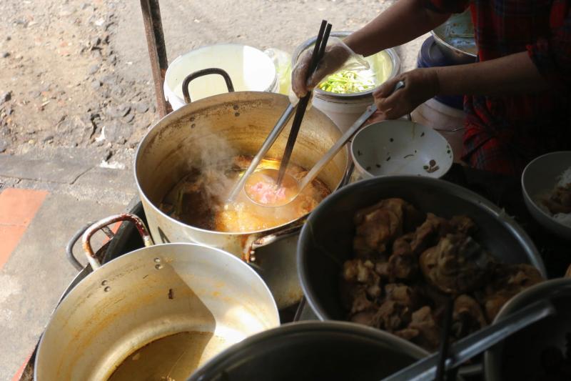 Quán bún bò Huế 'chuẩn vị' gần 4 thập kỷ trên phố cổ Chi Lăng- Ảnh 3. Quán bún bò Huế 'chuẩn vị' gần 4 thập kỷ trên phố cổ Chi Lăng- Ảnh 3.