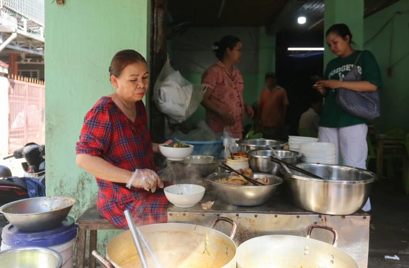 Quán bún bò Huế 'chuẩn vị' gần 4 thập kỷ trên phố cổ Chi Lăng- Ảnh 2. Quán bún bò Huế 'chuẩn vị' gần 4 thập kỷ trên phố cổ Chi Lăng- Ảnh 2.