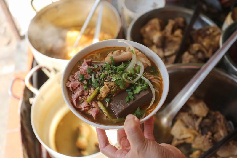 Quán bún bò Huế 'chuẩn vị' gần 4 thập kỷ trên phố cổ Chi Lăng- Ảnh 4. Quán bún bò Huế 'chuẩn vị' gần 4 thập kỷ trên phố cổ Chi Lăng- Ảnh 4.