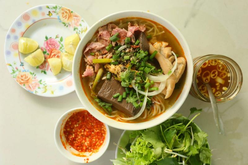 Quán bún bò Huế 'chuẩn vị' gần 4 thập kỷ trên phố cổ Chi Lăng- Ảnh 5. Quán bún bò Huế 'chuẩn vị' gần 4 thập kỷ trên phố cổ Chi Lăng- Ảnh 5.