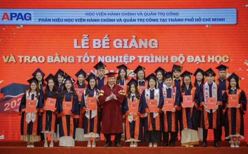 Hơn 300 sinh viên Phân hiệu Học viện Hành chính và Quản trị công TP.HCM tốt nghiệp - Ảnh 1.