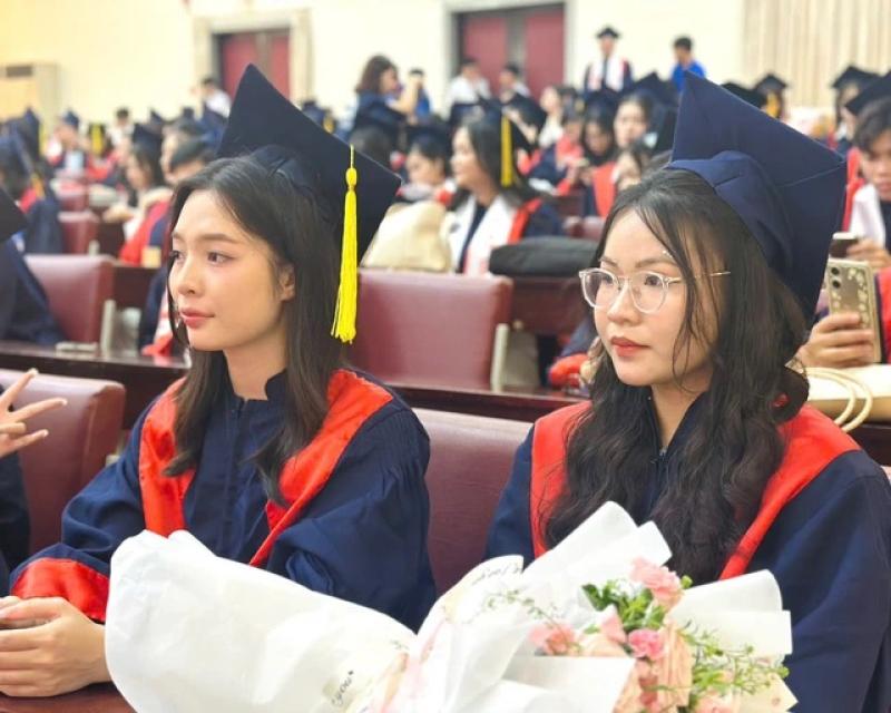 Hơn 300 sinh viên Phân hiệu Học viện Hành chính và Quản trị công TP.HCM tốt nghiệp - Ảnh 2.