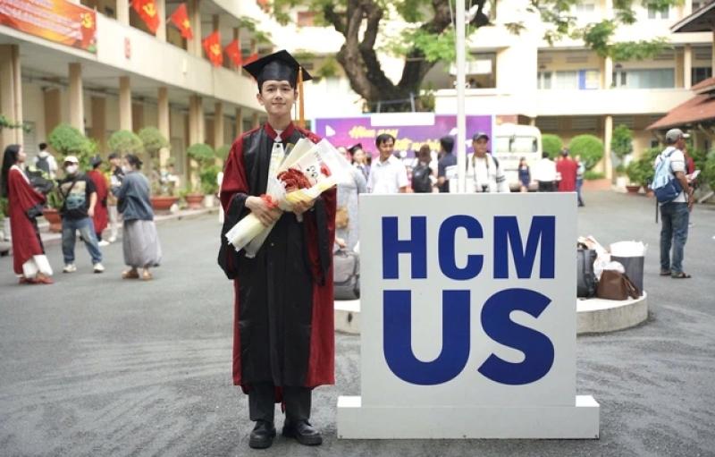 Nam sinh tốt nghiệp xuất sắc ngành AI, ‘ẵm’ việc lương cao ngay từ năm tư - Ảnh 1.
