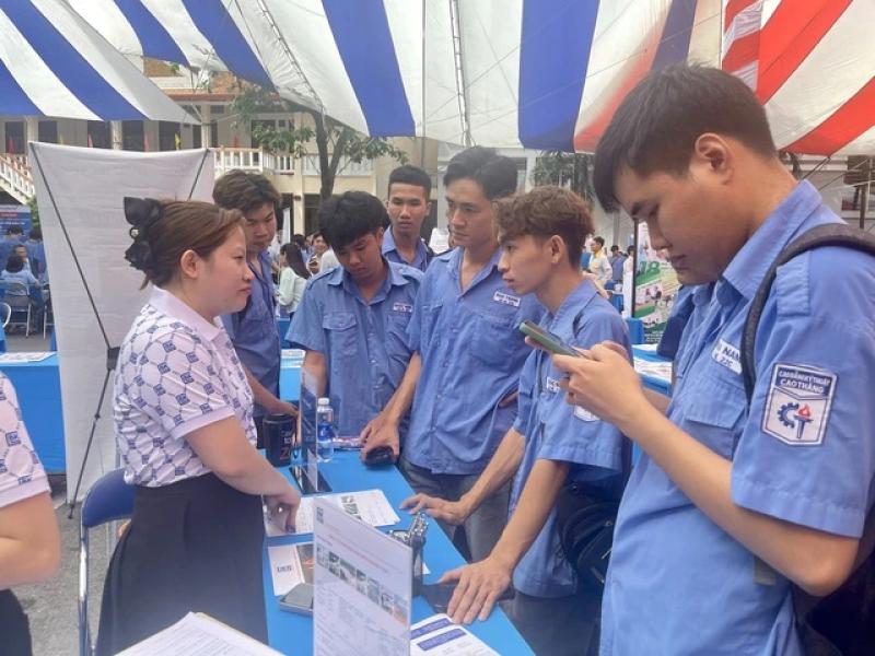 Doanh nghiệp Nhật mời sinh viên đi ăn trưa để… tuyển dụng - Ảnh 2.