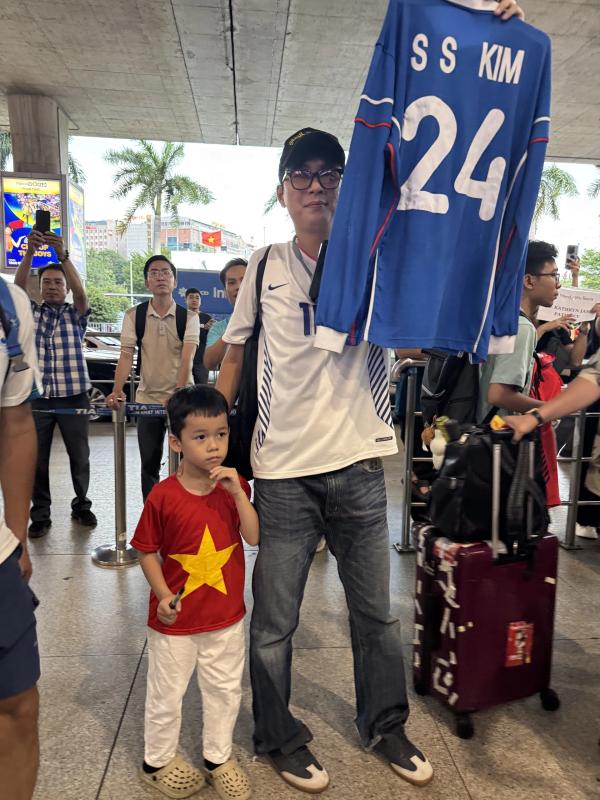 U.23 Việt Nam trở về trong vòng tay ấm áp của khán giả, thầy Kim nói lời từ đáy lòng- Ảnh 3. U.23 Việt Nam trở về trong vòng tay ấm áp của khán giả, thầy Kim nói lời từ đáy lòng- Ảnh 3.