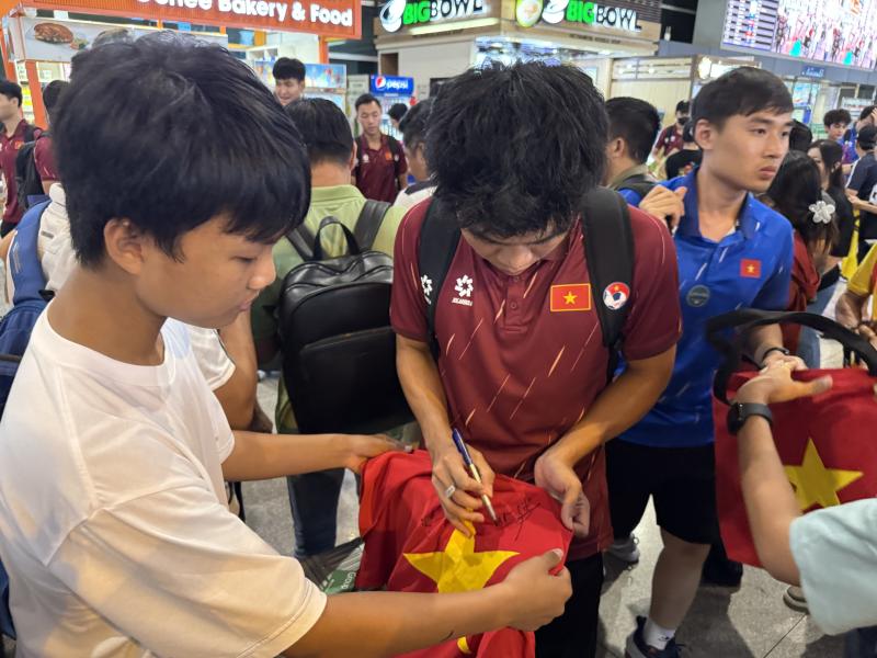 U.23 Việt Nam trở về trong vòng tay ấm áp của khán giả, thầy Kim nói lời từ đáy lòng- Ảnh 7. U.23 Việt Nam trở về trong vòng tay ấm áp của khán giả, thầy Kim nói lời từ đáy lòng- Ảnh 7.