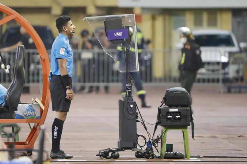 V-League tăng suất xuống hạng và... xe VAR: Không còn chuyện các đội 'tình thương mến thương'?- Ảnh 2. V-League tăng suất xuống hạng và... xe VAR: Không còn chuyện các đội 'tình thương mến thương'?- Ảnh 2.