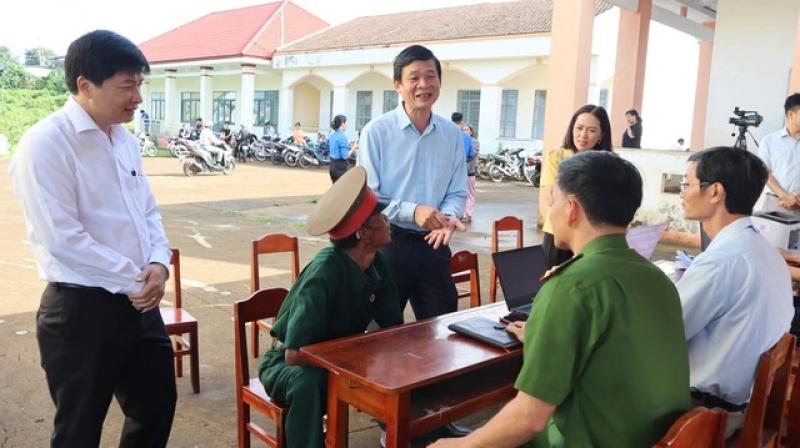 Đưa dịch vụ hành chính công về thôn ấp để phục vụ người dân tốt hơn - Ảnh 4.