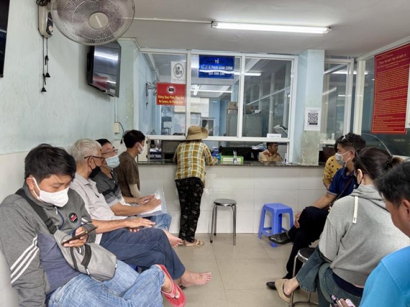 Người vi phạm bất ngờ vì CSGT chỉ cách nộp phạt không cần đến trụ sở - Ảnh 1.