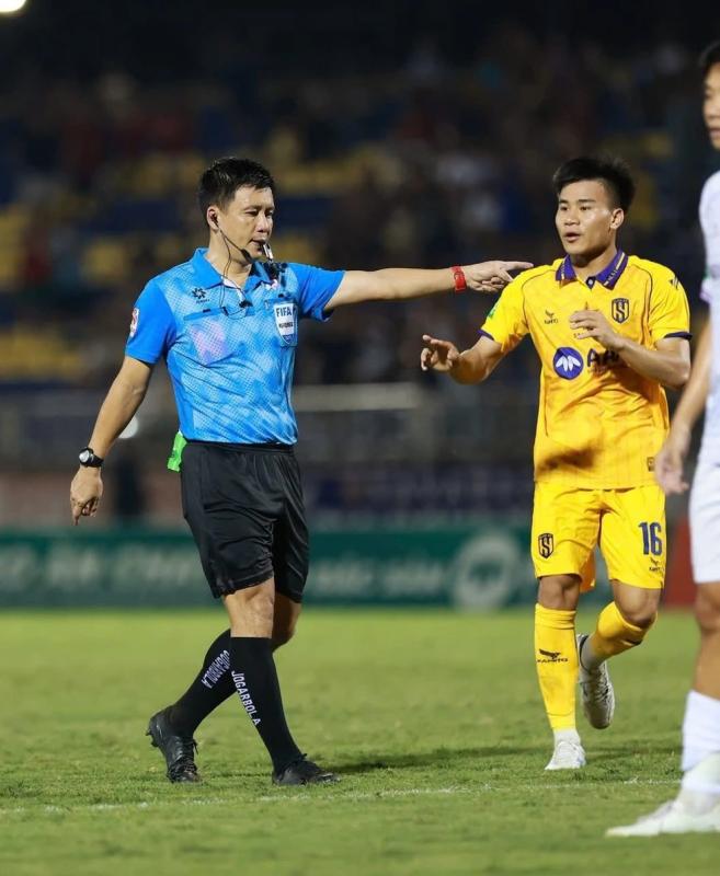 Thầy giáo Hoàng Ngọc Hà thiết lập kỷ lục: Lần thứ tư giành Còi vàng Việt Nam- Ảnh 3.