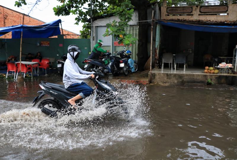 Ảnh hưởng bão số 3 Wipha khiến TP . HCM ngập nước và mưa xối xả cuối tuần qua - Ảnh 8.