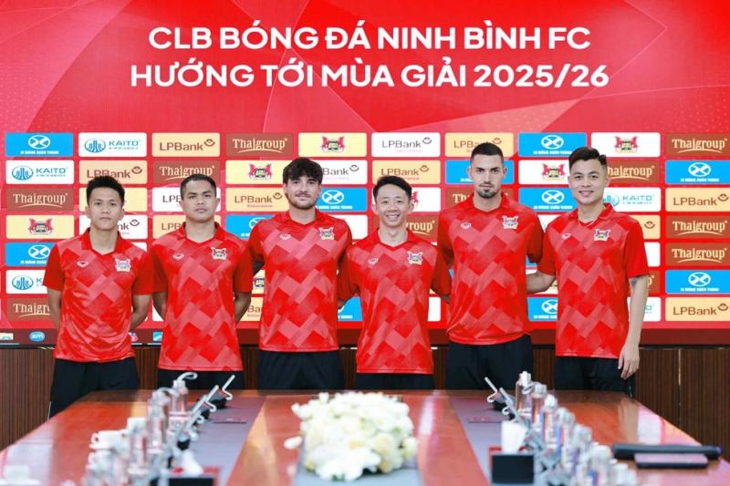 Logo mới của Ninh Bình FC có hình ảnh đặc biệt, sao cũ HAGL ra mắt gây chú ý- Ảnh 4. Logo mới của Ninh Bình FC có hình ảnh đặc biệt, sao cũ HAGL ra mắt gây chú ý- Ảnh 4.
