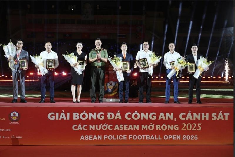 Thủ tướng Phạm Minh Chính dự lễ khai mạc giải bóng đá Công an-Cảnh sát ASEAN - Ảnh 16. Thủ tướng Phạm Minh Chính dự lễ khai mạc giải bóng đá Công an-Cảnh sát ASEAN - Ảnh 16.