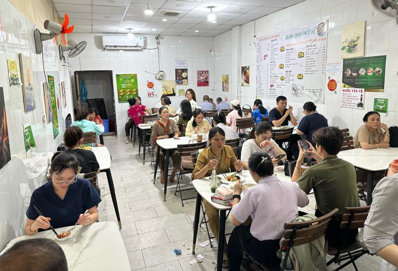 Hàng quán TP.HCM không cho khách mang đồ ăn bên ngoài vào: Nên hay không? - Ảnh 1. Hàng quán TP.HCM không cho khách mang đồ ăn bên ngoài vào: Nên hay không? - Ảnh 1.
